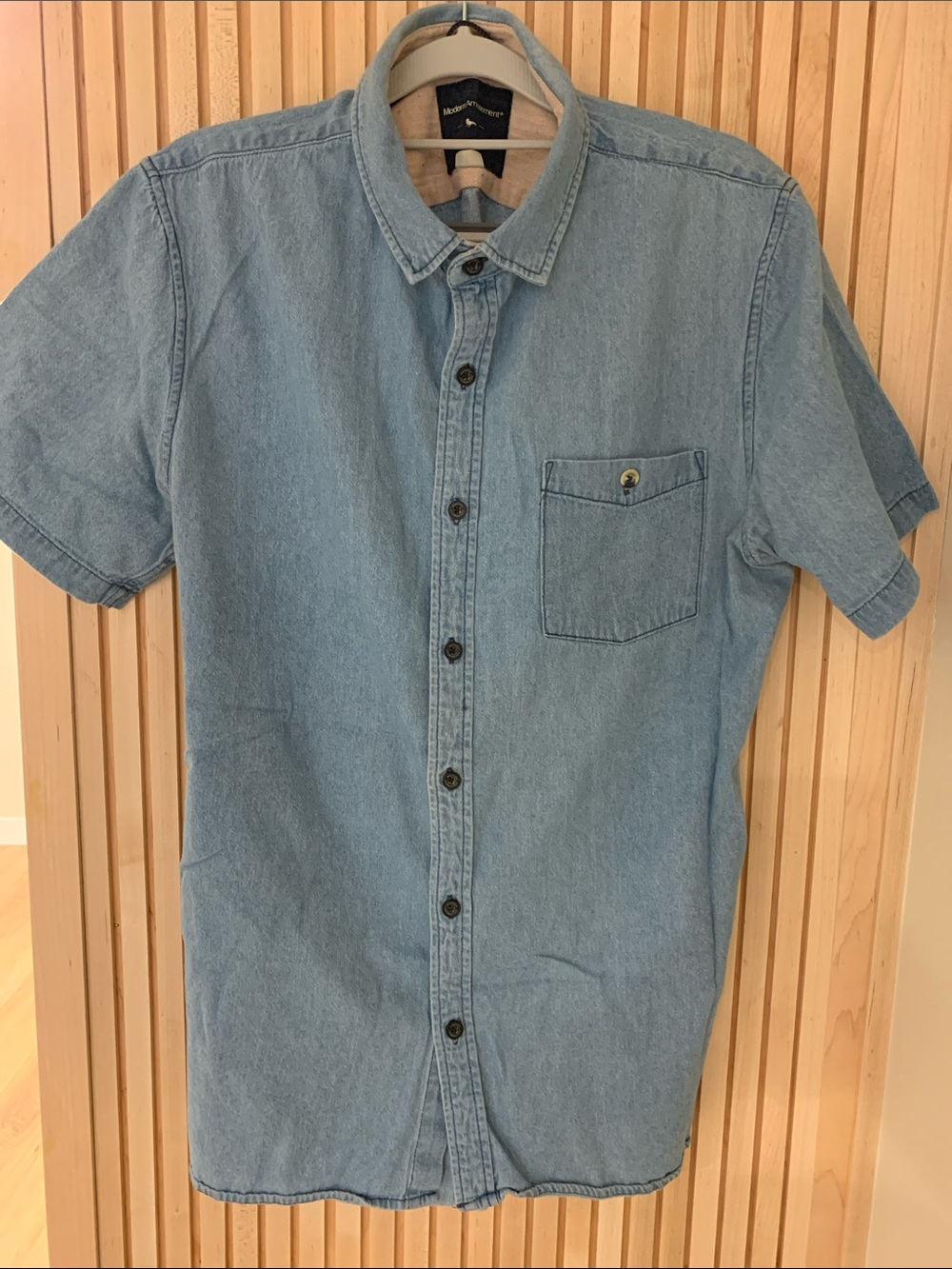 Modern Amusement Light Blue Short-Sleeve Denim Button-Down Shirt